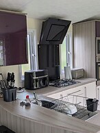 Static Caravan 2 Bed Sleeps 6 Overlooking Water