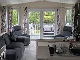 Static Caravan 2 Bed Sleeps 6 Overlooking Water