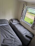 Static Caravan 2 Bed Sleeps 6 Overlooking Water