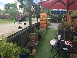 The Summerhouse, Cabin - Sleeps 2 - Breakfast Provided
