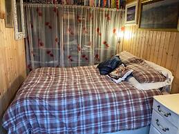 The Summerhouse, Cabin - Sleeps 2 - Breakfast Provided