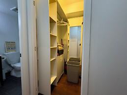 Downtown Toronto-2 Baths-sleeps 8-parking-pool-gym