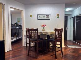 Downtown Toronto-2 Baths-sleeps 8-parking-pool-gym