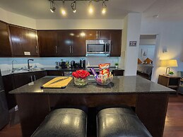 Downtown Toronto-2 Baths-sleeps 8-parking-pool-gym