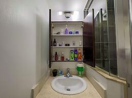 Downtown Toronto-2 Baths-sleeps 8-parking-pool-gym
