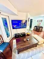 Downtown Toronto-2 Baths-sleeps 8-parking-pool-gym
