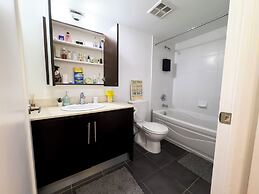 Downtown Toronto-2 Baths-sleeps 8-parking-pool-gym