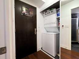 Downtown Toronto-2 Baths-sleeps 8-parking-pool-gym