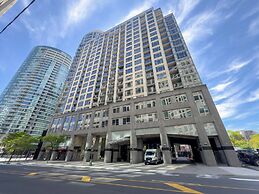 Downtown Toronto-2 Baths-sleeps 8-parking-pool-gym