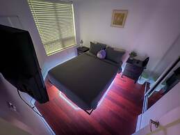 Downtown Toronto-2 Baths-sleeps 8-parking-pool-gym