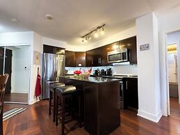 Downtown Toronto-2 Baths-sleeps 8-parking-pool-gym