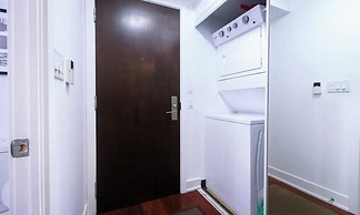 Downtown Toronto-2 Baths-sleeps 8-parking-pool-gym