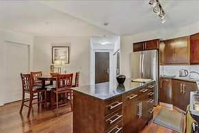 Downtown Toronto-2 Baths-sleeps 8-parking-pool-gym