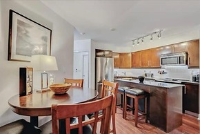 Downtown Toronto-2 Baths-sleeps 8-parking-pool-gym