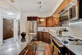 Downtown Toronto-2 Baths-sleeps 8-parking-pool-gym