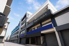 Fabhotel Moonlight