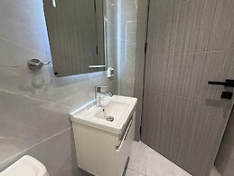 002 JRE Apartment With Stunning Boulevard Veiw