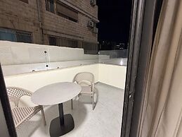 002 JRE Apartment With Stunning Boulevard Veiw
