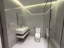 003jre Apartment With Stunning Boulevar