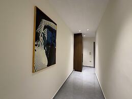 003jre Apartment With Stunning Boulevar