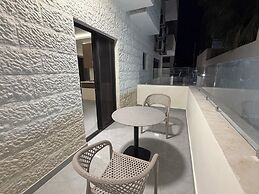005 JRE Apartment With Stunning Boulevard Veiw