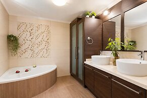 Fems Luxury 3-level Home w Private Jacuzzi