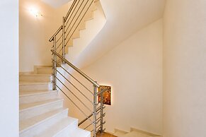 Fems Luxury 3-level Home w Private Jacuzzi