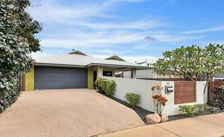 Zen Courtyard Garden - Patio - Garage