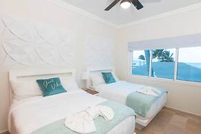 Beachfront Condo 2 Pools Private Beach 8 Guest