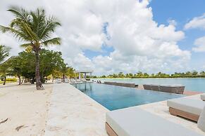 Rooftop Jacuzzi Condo Free Airport Transfer