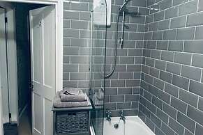 House - Central Stamford - Sleeps 4 - Parking