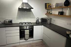 House - Central Stamford - Sleeps 4 - Parking