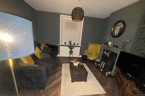 House - Central Stamford - Sleeps 4 - Parking