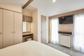 Host Stay Stag Lodge