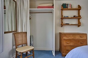 Host Stay Teal Cottage