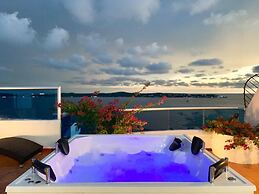 Duplex Penthouse With Private Jacuzzi!