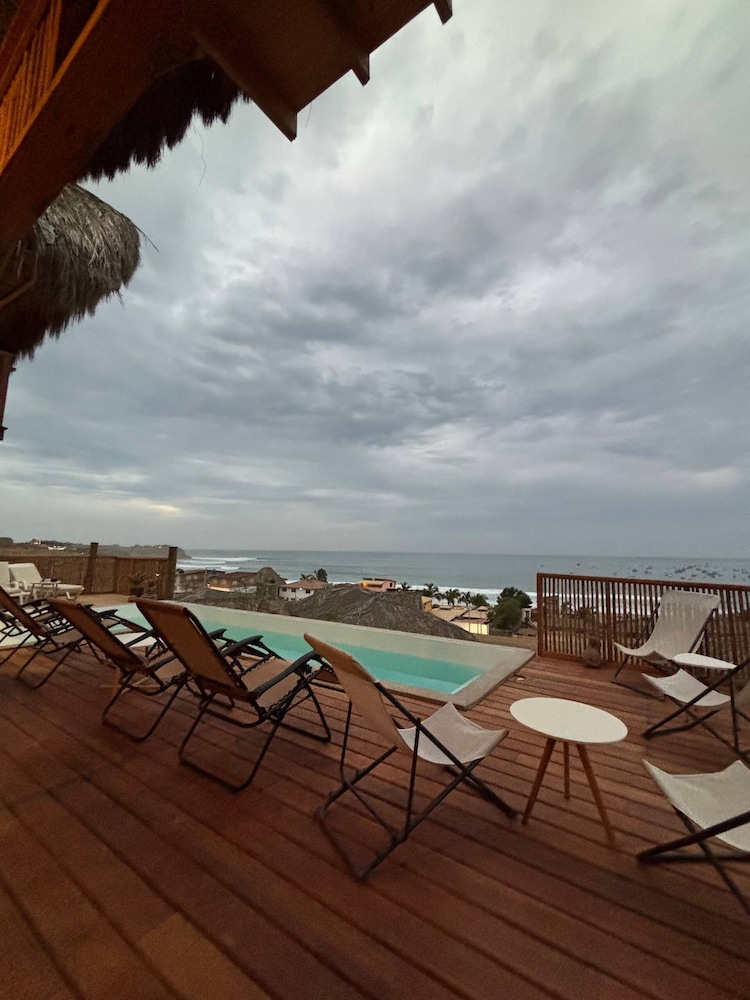 w Relaxing Oceanfront 5BR in Punta Veleros