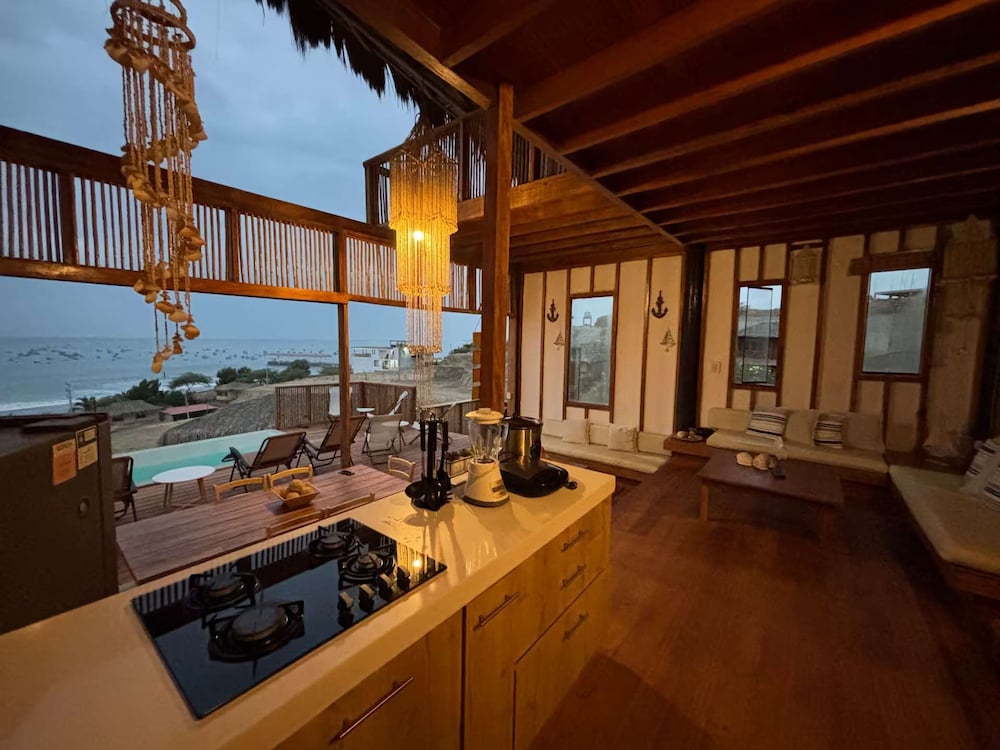 w Relaxing Oceanfront 5BR in Punta Veleros