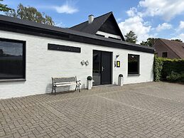 The Waiting Room - Peace, Nature, and Charm in Peer