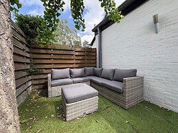 The Waiting Room - Peace, Nature, and Charm in Peer