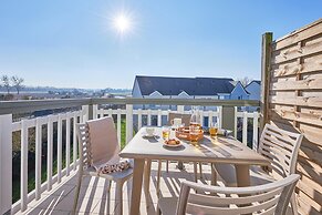Coastal Chalet for 6 With Pool