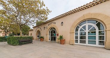 Apartment With Wave Pools Access