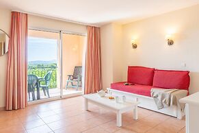 Apartment With Wave Pools Access