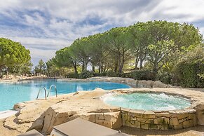 Apartment With Wave Pools Access