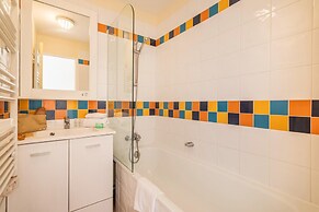 Apartment With Wave Pools Access