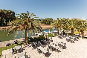 Chic Riverfront Stay With Balcony