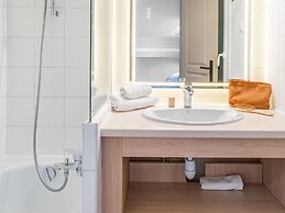 Chic Riverfront Stay With Balcony