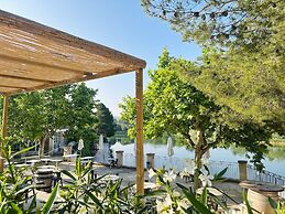 4-person Riverfront Escape