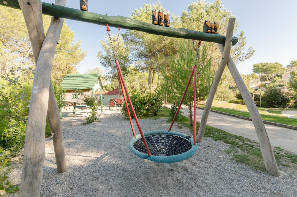 4-person Riverfront Escape