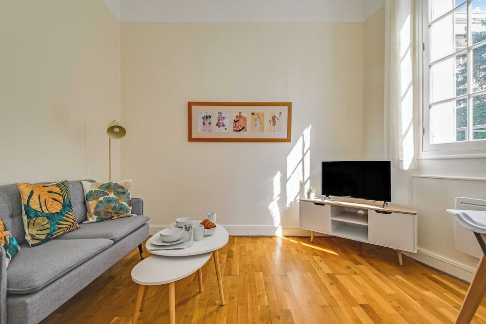 1bdr/2p Apt - Near Monceau et Arc de Triomphe